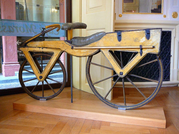 A história da bicicleta remonta ao século 19, quando o barão alemão Karl von Drais apresentou ao mundo a Laufmaschine, apelidada de cavalo de corrida. 