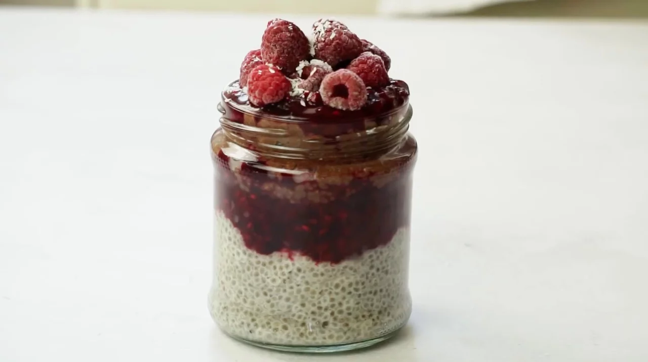 Pudim de chia - Para quem procura uma receita fit, esta é ótima pedida. Tem grande fonte de ômega 3, antioxidantes, além de ajudar na sensação de saciedade. Sua consistência assemelha-se a um pudim, feito com leite vegetal ou água, e adoçantes naturais, como, por exemplo, o xilitol.