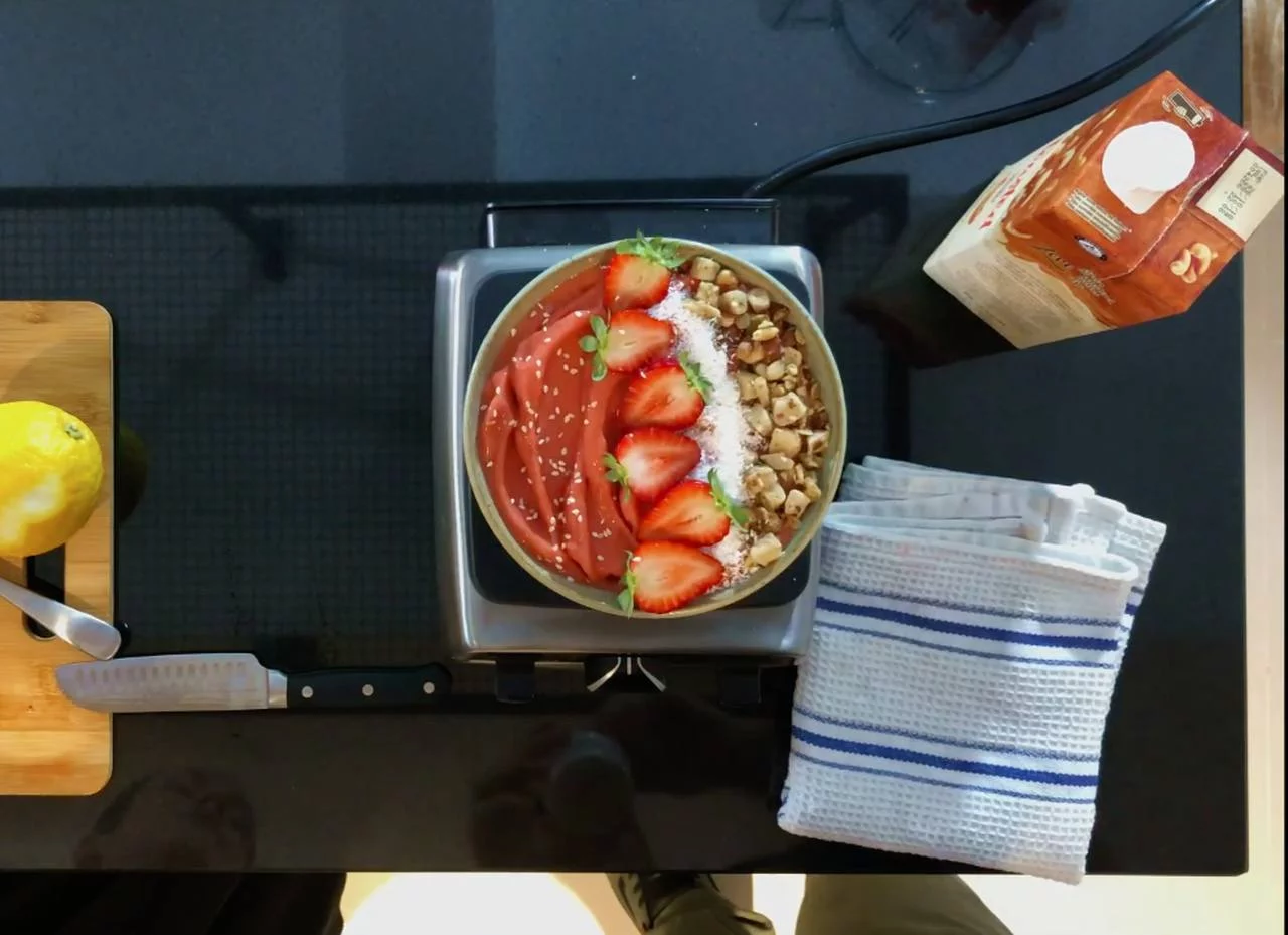 Smoothie de morango - A clássica vitamina matinal dá lugar a este smoothie também muito nutritivo e que fica bastante refrescante. Para uma consistência mais densa, pode-se adicionar, além dos morangos, pedaços congelados de banana ou iogurte grego.  