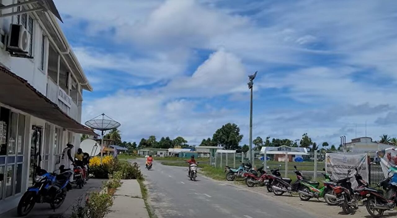 País: Tuvalu - Continente: Oceania/ População: aproximadamente 11.000 habitantes/ Descrição: Tuvalu é um arquipélago no Pacífico, conhecido por suas belas lagoas e cultura polinésia. O país enfrenta riscos significativos devido às mudanças climáticas e à elevação do nível do mar