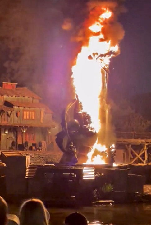 Foi no parque na Califórnia que, em 22/4/2022, um dragão de 10 metros de altura, personagem do filme Malévola, pegou fogo assustando os visitantes. O fogo começou durante show com água e fogos de artifícios. Não houve feridos. E fum fato assim é raro. Tudo costuma funcionar com perfeição. 