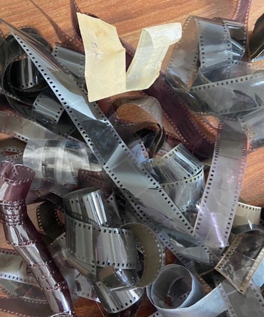 Ao jornal, o brasileiro contou que tudo começou em 2018, quando ele encontrou uma pilha de negativos no chão, em uma feira de antiguidades do Rio de Janeiro.