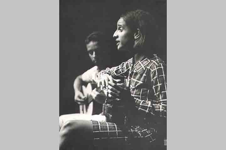 Aos 17 anos, a cantora fez sua primeira apresentação em Salvador, na peça Boca de Ouro, de Nelson Rodrigues.  Após mudar-se para o Rio de Janeiro, passou a ser nacionalmente conhecida e substituiu a cantora Nara Leão no espetáculo Opinião, dirigido por Augusto Boal, no Teatro de Arena.