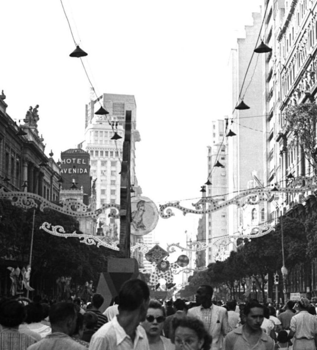 Em uma postagem, ele mostra uma série de fotografias do Carnaval de 1954. As cenas mostram pessoas curtindo as festas de rua na tradicional Avenida Rio Branco, no centro da cidade.