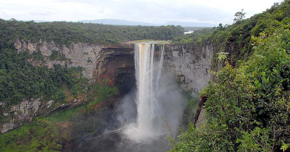 As Cataratas de Kaieteur ficam no Parque Nacional Kaieteur e derramam a água do rio Potaro. A cachoeira tem 226m de altura e era cultuada pelos antigos indígenas da região. 