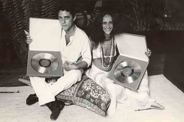 Além de lançar muitos discos, Bethânia fez parte da trilha sonora de novelas, como é o caso deFogueira, faixa que foi incluída em Transas e Caretas. As baladas Tá Combinado e Verdades e Mentiras integraram as trilhas sonoras das novelas Vale Tudo e Fera Radical, respectivamente.