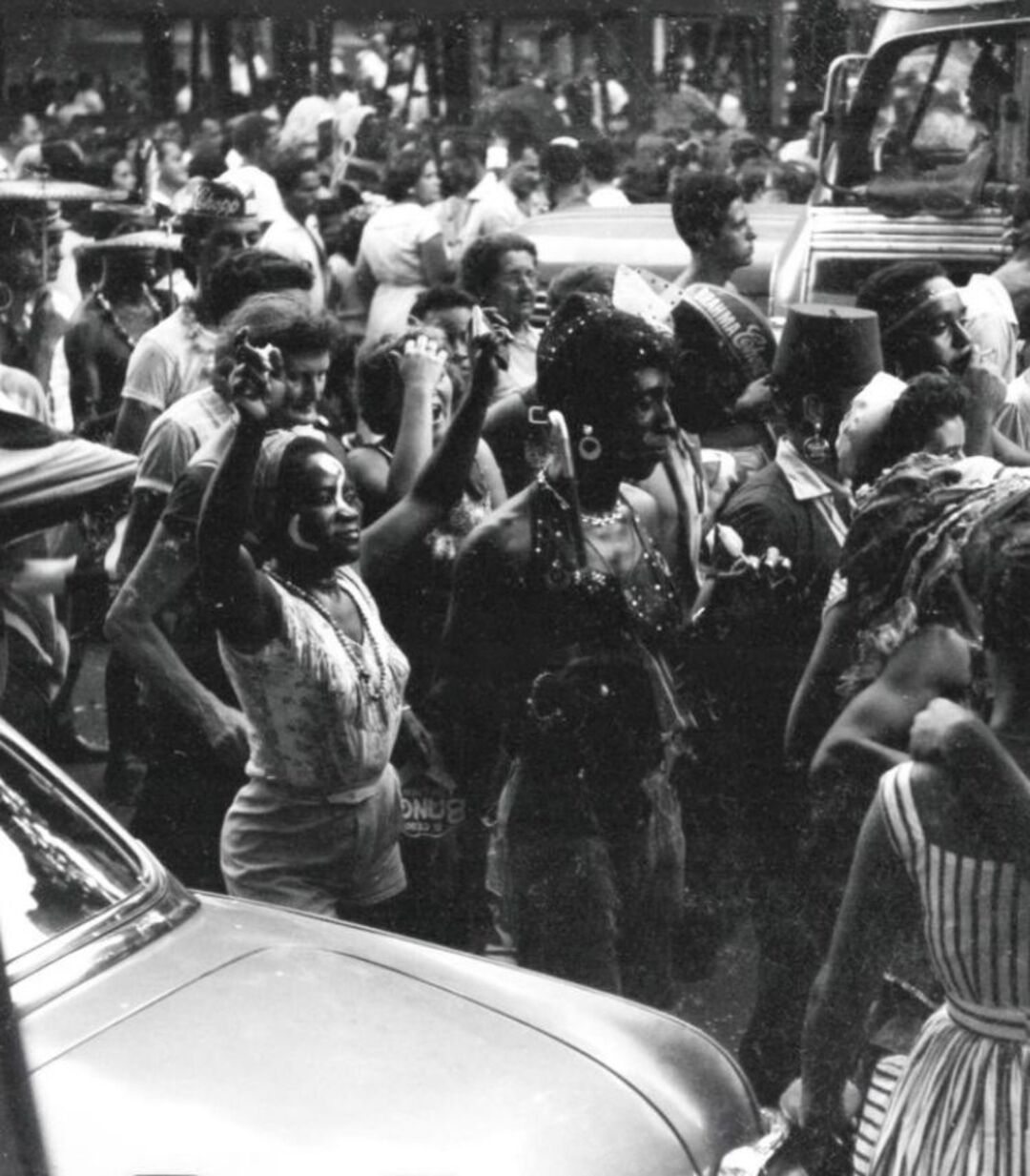 Antes de ganhar um aspecto popular, era a elite que desfilava em carros abertos pela cidade. Segundo Maria Clementina Pereira Cunha, uma historiadora que estudou o Carnaval do Rio, eles gostavam de exibir sua riqueza.
