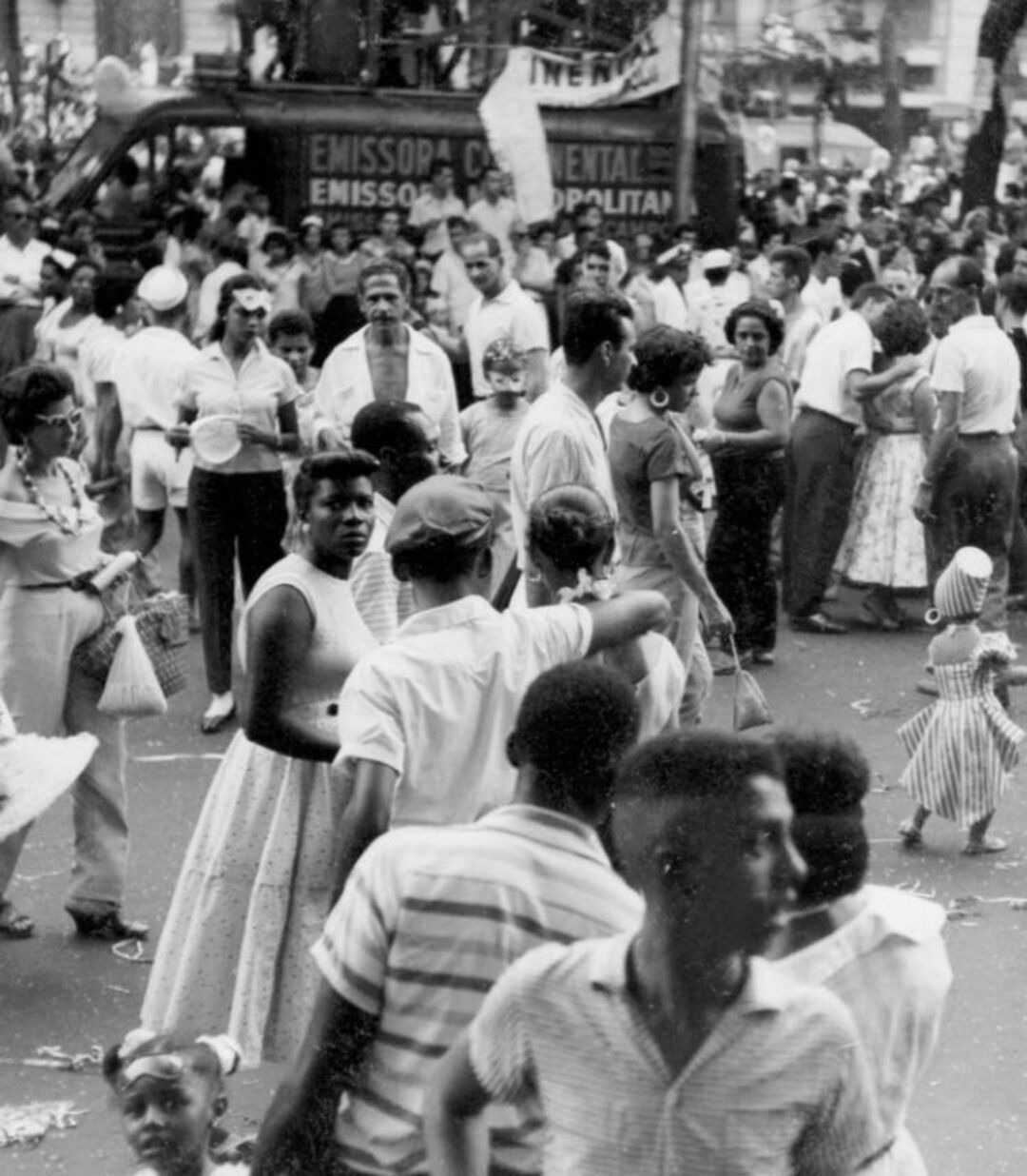 No entanto, quando as pessoas dos subúrbios também começaram a juntar dinheiro para alugar carros e desfilar, essa moda começou a ganhar novos adeptos na camada mais pobre da população.