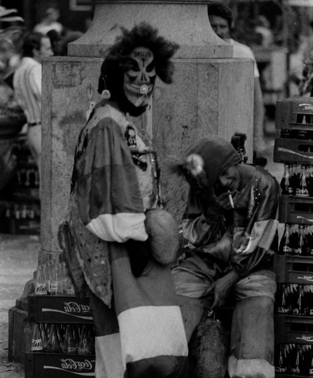 *Uma fantasia bem comum era a de palhaço, que foi se tornando mais “aterrorizante” ao longo do tempo. Quem se vestia assim tentava assustar outros foliões; foi assim que nasceram os “bate-bolas”.