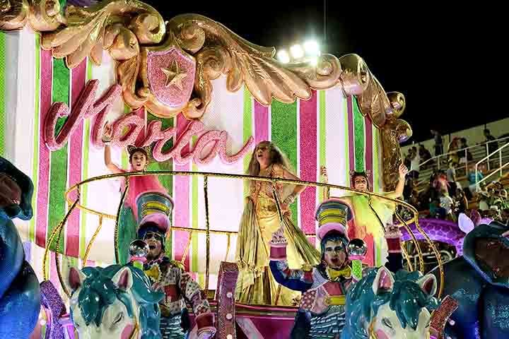 Maria Bethânia é conhecida por sua voz eloquente, por apresentar-se na maior parte das vezes com cabelos soltos, vestidos longos e descalça. Em 2016, foi homenageada pela escola de samba do coração, Mangueira, que a consagrou com o título do Carnaval Carioca. 