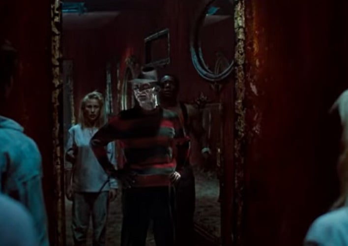 O motivo da roupa - Um dos pontos de destaque no vilão é a sua vestimenta. O ponto curioso é que Wes Craven baseou a roupa de Freddy Krueger em um mendigo que lhe dava muito medo e pavor quando era criança. 