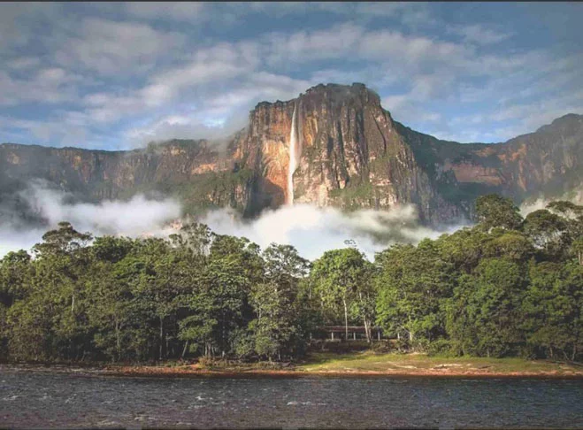 Cachoeira Ángel - Fica no estado de Bolívar, na Venezuela, perto da fronteira do Brasil com a Guiana.  