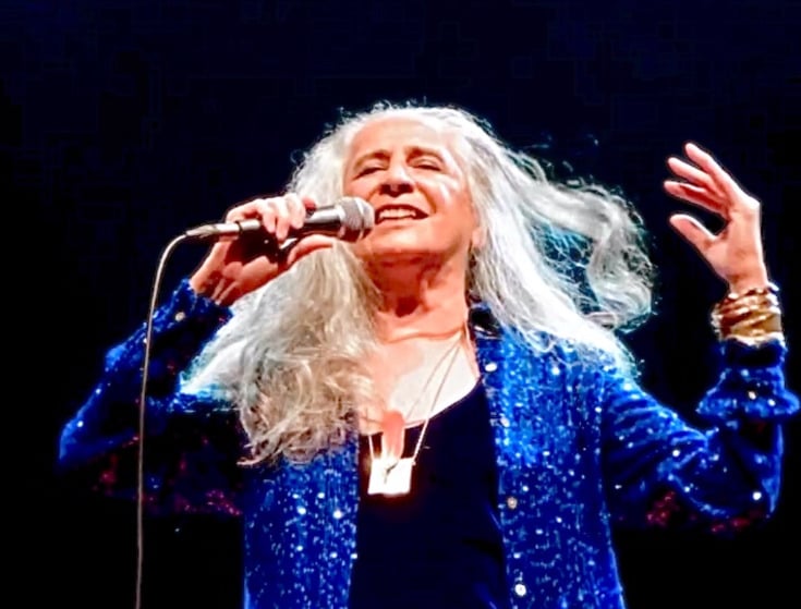 Bethânia foi a primeira mulher a vender mais de 1 milhão de discos no Brasil, e a artista feminina que mais vendeu discos nos anos 1970 no país. Durante sua carreira, a cantora converteu-se em uma recordista em vendas de discos no Brasil, com mais de 26 milhões de álbuns vendidos.