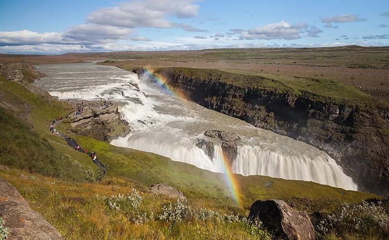 No verão, muitos islandeses e turistas aproveitam para visitar as cataratas de Gullfoss (foto) e Duttifoss, pois essas cachoeiras na Islândia (devido ao clima gélido) só ficam com maior volume de água durante a estação mais quente do ano. Os turistas percorrem trilhas num cenário deslumbrante. 