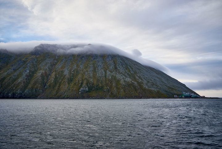 Atualmente, apenas uma base militar russa, construída na mesma época da saída dos esquimós, está presente no local.