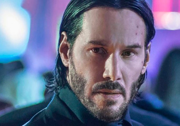 Recentemente, ele mandou personalizar camisetas e distribuiu para os dublês do filme John Wick 4, mostrando o número de vezes em que cada um morreu no filme.  