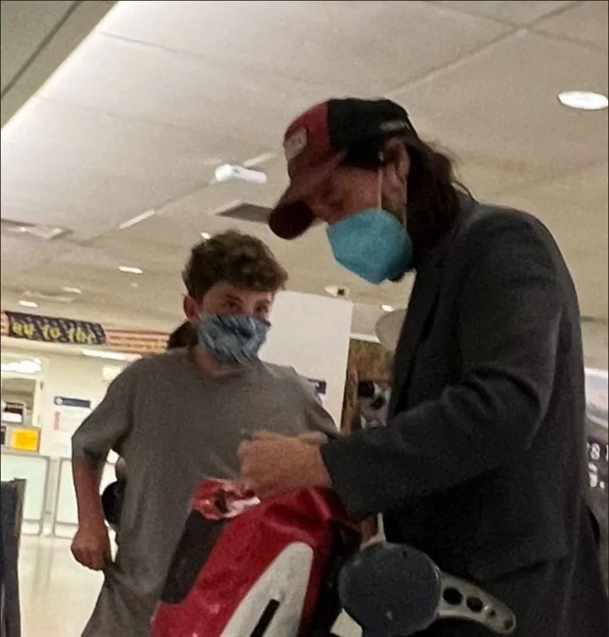 Na mesma época, ele deu atenção a um garoto num aeroporto. O jovem lhe pediu autógrafo após um voo de Londres para Nova York. 