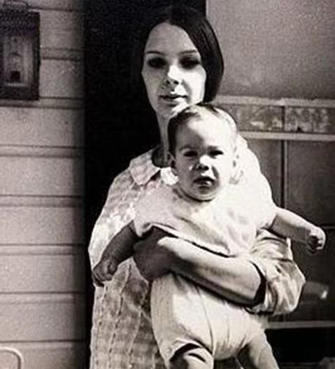 Keanu Charles Reeves é um dos atores mais queridos do público. Conheça a sua história que envolve glória, mas também sofrimento e persistência. Keanu nasceu em Beirute, no Líbano, em 2/9/1964. É filho da figurinista britânica Patricia Taylor e do geólogo Samuel Reeves Jr, americano de origem chinesa.  