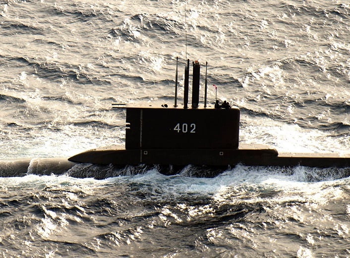 KRI Nanggala-402 (2021): No mês de abril de 2021, foi descoberto que o submarino indonésio KRI Nanggala-402 havia se partido em mais de três partes. Todos os 53 membros da tripulação perderam suas vidas.