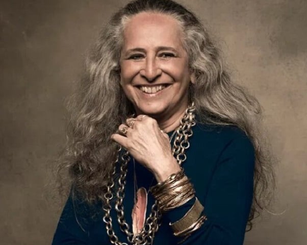 Em 2001, ela desligou-se das grandes gravadoras, transferindo-se para a independente Biscoito Fino. O disco que marca a estreia na nova gravadora é o duplo Maricotinha ao Vivo - comemorativo dos 35 anos de carreira, com regravações dos antigos sucessos.
