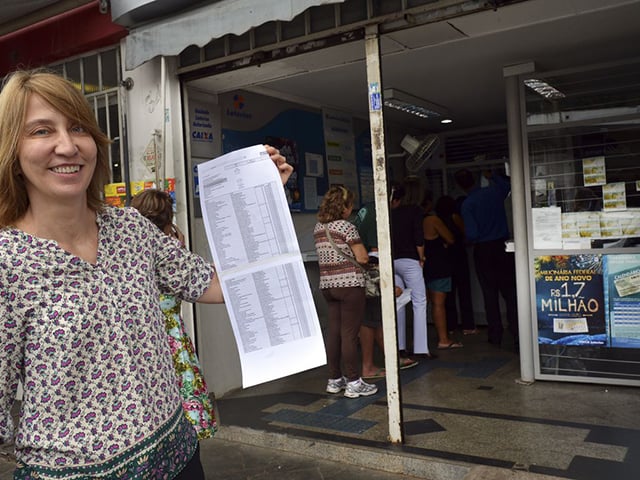O apostador pode aumentar as chances de ganhar adquirindo os bolões que são comercializados nas lotéricas.