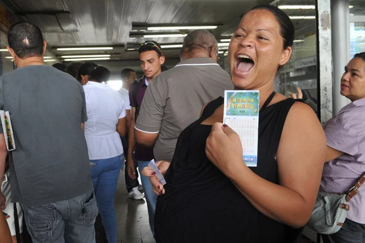 Como a Mega-Sena mantém dois sorteios semanais regulares, as apostas para o concurso especial de fim de ano deve ser feita por meio de um volante específico da Mega da Virada.