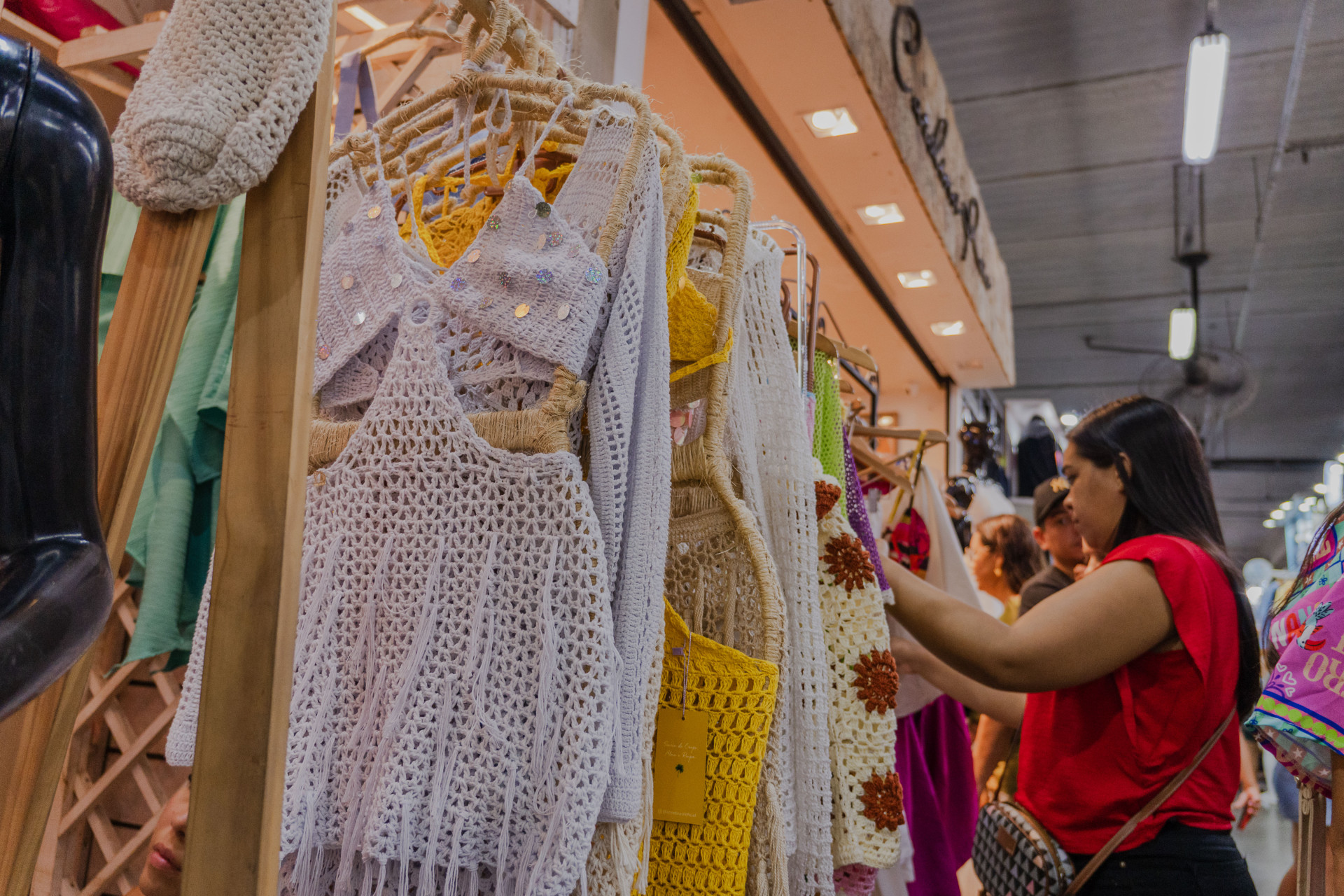 FORTALEZA-CE, BRASIL, 31-12-2024: Movimentação no Centro de Fortaleza, na véspera de Ano Novo. Na foto, a movimentação no Centro Fashion. (Foto: Fernanda Barros/ O Povo)
 (Foto: FERNANDA BARROS)