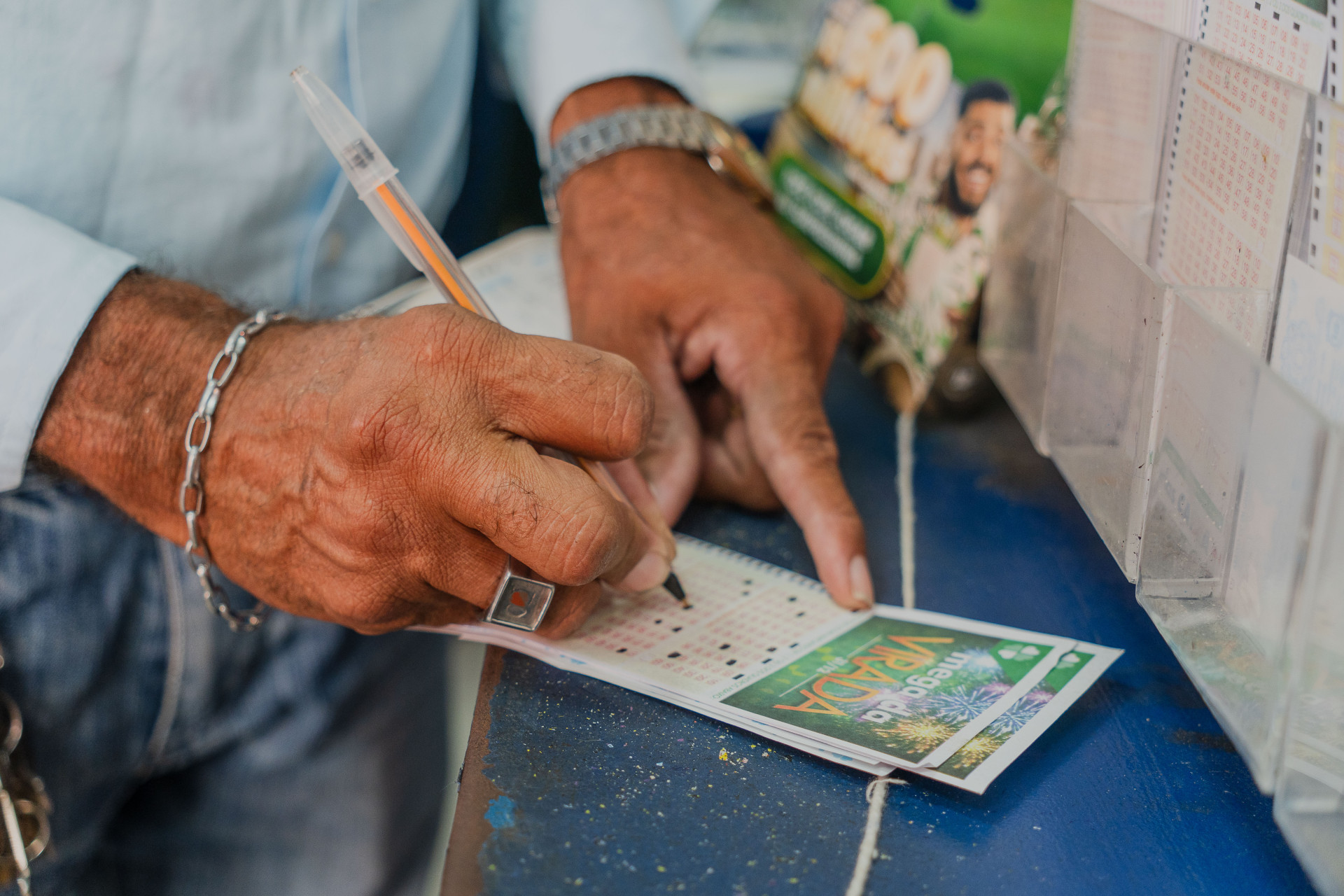 FORTALEZA-CE, BRASIL, 31-12-2024: Movimentação nas lotéricas de Fortaleza. Na foto, uma lotérica localizada na Praça do Ferreira. (Foto: Fernanda Barros/ O Povo)
 (Foto: FERNANDA BARROS)