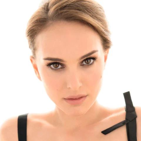 Nome da celebridade: Natalie Portman - A atriz teve como uma de suas principais atuações o filme Cisne Negro, obra totalmente relacionada com o mundo da dança.