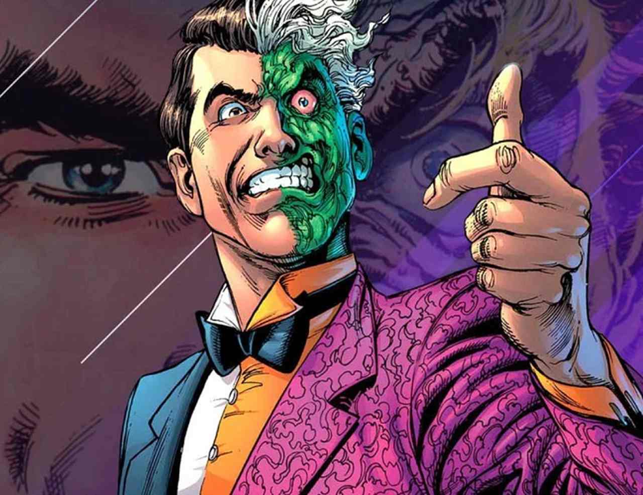 No entanto, Dent enlouquece depois que o chefe da máfia Sal Maroni joga ácido nele durante um julgamento. Com isso, seu rosto fica desfigurando e seu lado esquerdo fica horripilante e machucado. Depois do acidente, o Duas Caras desenvolveu distúrbio de personalidade múltipla e também ficou obcecado pela dualidade da vida. 