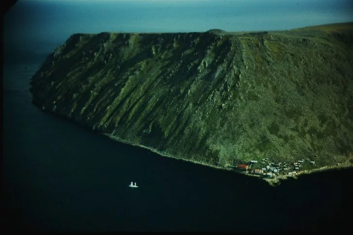 Uma escola na região oferece educação para crianças, desde o Jardim de Infância até o Ensino Médio. No entanto, não há estruturas para atendimento médico, e os moradores dependem do transporte aéreo para serem tratados no continente americano.