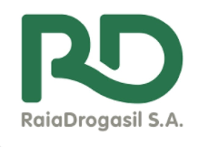 Quinto: a Raia Drogasil, formada pela fusão das redes Droga Raia e Drogasil em 2011, é uma das maiores redes de farmácias do Brasil. Com um faturamento de R$ 18 bilhões em 2023, a empresa lidera o setor de varejo farmacêutico no país. Fundada na década de 1900, a Raia Drogasil ampliou sua presença por meio de aquisições e crescimento orgânico.