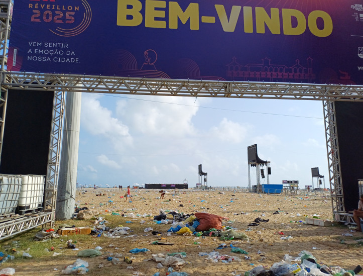 Registros do Aterro da Praia de Iracema após o fim da programação do Réveillon de Fortaleza