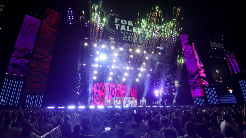 FORTALEZA, CEARÁ, BRASIL, 31-12-2024: Movimentação e fogos do Reveillon de Fortaleza para a virada do ano de 2025 na Praia de Iracema. (Foto: Samuel Setubal/ O Povo)