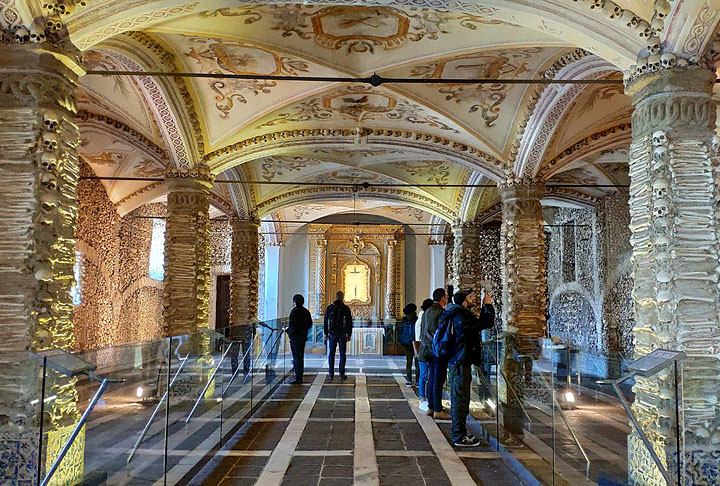Um turismo macabro tem feito sucesso na Europa. Capelas e catacumbas que expõem crânios e ossos humanos, de forma decorativa, são atrações para os visitantes.  Veja as principais do continente. 