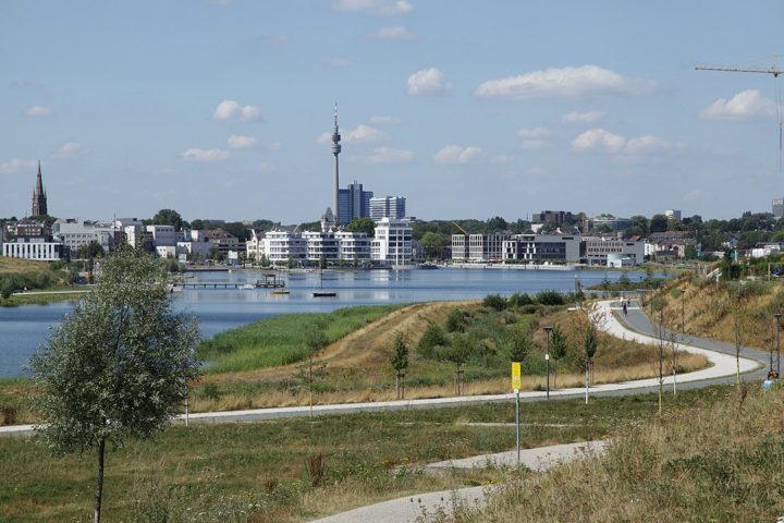 A cidade é famosa por seus belos espaços verdes, como o Westfalenpark, conhecido por sua torre de televisão Florianturm, e o Rombergpark, um dos maiores jardins botânicos da Alemanha
