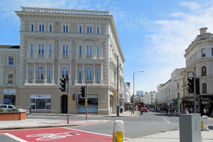 É a cidade mais populosa de Sussex e um destino turístico popular, conhecido por suas belas praias, cultura peculiar e atmosfera animada.