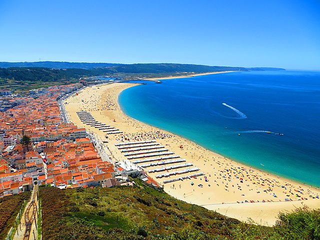 9º) Nazaré, Portugal: Nazaré é uma pitoresca cidade costeira localizada na região Centro de Portugal, no distrito de Leiria. 