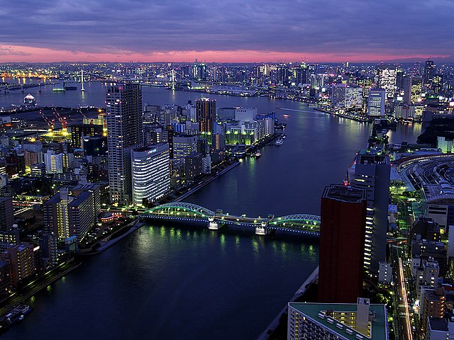 A capital do Japão é uma metrópole vibrante cheia de arranha-céus iluminados por neon e uma rica história que se entrelaça com templos milenares.