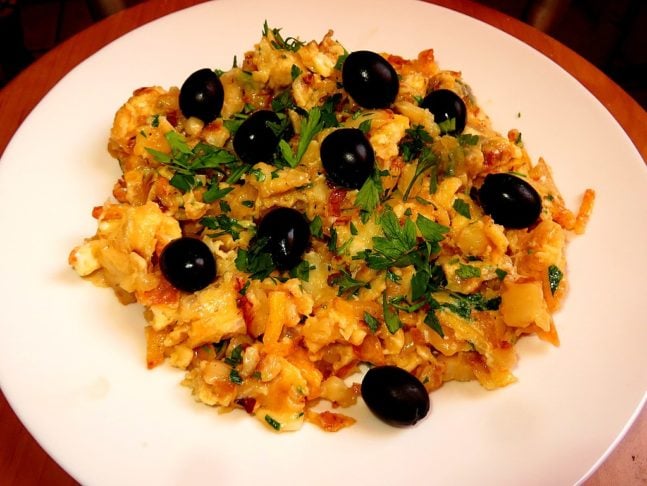 Em Portugal, é frequentemente dito que existem mais de 1001 receitas com bacalhau, incluindo clássicos como o bacalhau à brás (foto), bacalhau à Gomes de Sá e o bacalhau com natas.
