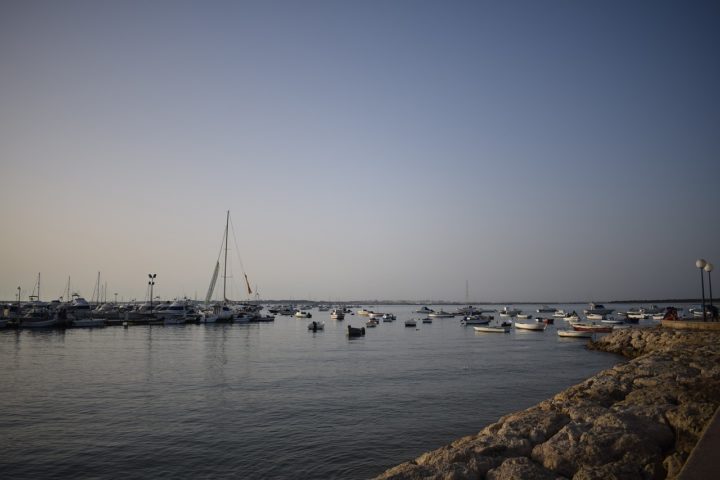 A cidade, também conhecida como La Perla de la Bahía de Cádiz, oferece aos visitantes uma experiência autêntica da Andaluzia, com sua arquitetura tradicional, culinária deliciosa e povo acolhedor.