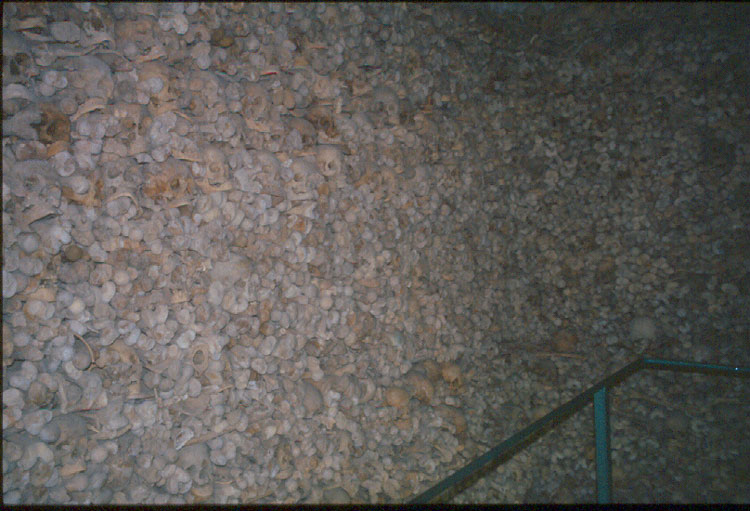 Ossuário de Wamba (Espanha) -Foi criado na Idade Média. Fica na Igreja de Santa María, datada do século 12, na pequena cidade de Wamba, a 20 km de Valladolid. Ali ficam os restos mortais de mais de 2 mil pessoas, bem mais do que a população da cidade, que tem cerca de 300 habitantes. 