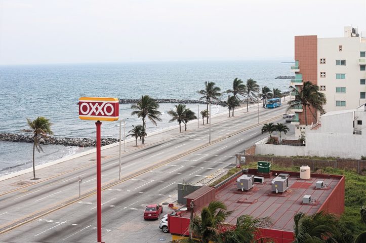 Heroica Veracruz é a cidade mais populosa do estado mexicano de Veracruz. A cidade recebeu o título de Heroica por quatro vezes devido ao seu papel crucial na defesa da soberania nacional ao longo da história do México