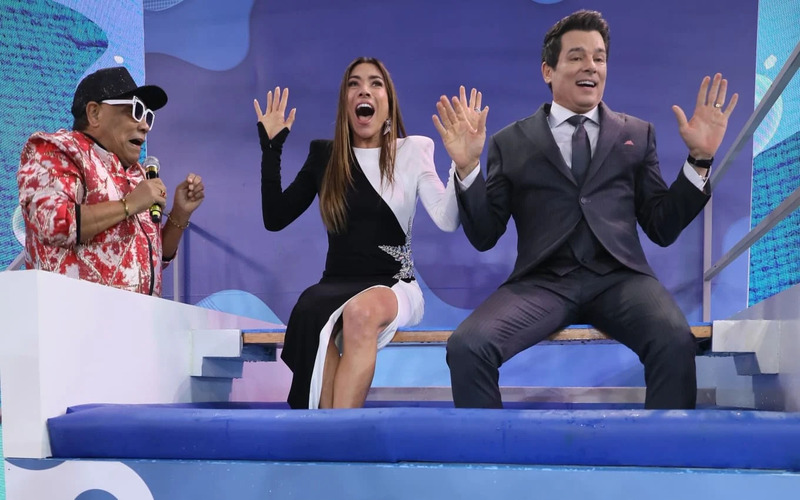 Os apresentadores do Teleton Celso Portiolli e Patricia Abravanel (iflha de Silvio, que substituiu o pai no Programa Silvio Santos) fizeram a encenação e caíram no tanque.