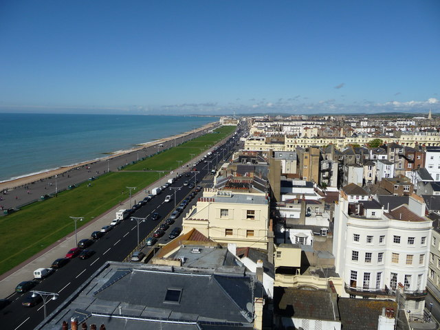 1º) Brighton e Hove, Inglaterra: Com uma população de pouco mais de 290.000 habitantes, Brighton e Hove é uma cidade litorânea, localizada na costa sul da Inglaterra. 