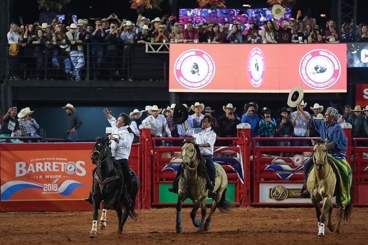 O evento, que acontece todo ano, é um grande destaque cultural e econômico para a cidade, contando com competições de rodeio, shows musicais e diversas atividades festivas.