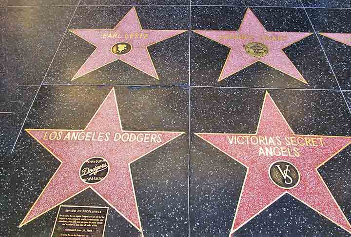A Calçada da Fama (Hollywood Walk of Fame, no original em inglês) se estende por 15 quadras ao longo de mais de dois quilômetros entre as ruas Hollywood Boulevard e Vine Street. 
