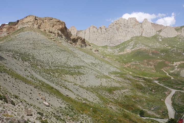 As buscas pela Arca de Noé têm sido feitas desde pelo menos a época de Eusébio (c. 275-339 d.C.) até os dias atuais. Não há nenhuma evidência científica para um dilúvio global, e apesar das muitas expedições, não há indício consistente de que a arca tenha sido encontrada.