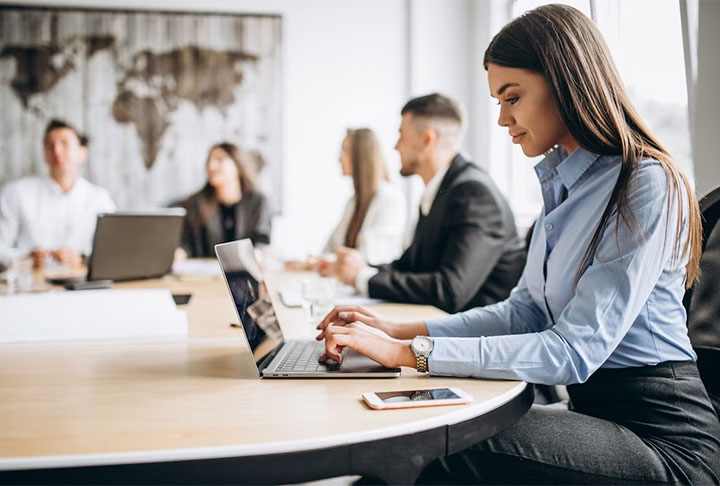 Para os gestores, a orientação é permitir as brincadeiras, mas zelando pelo tom adequado das mensagens. 