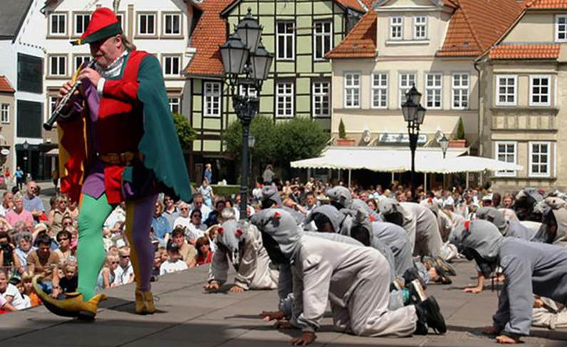 A cidade de Hamilin, então, passa anos sem ratos e sem crianças. O conto é encenado em praça pública como atração turística da cidade.